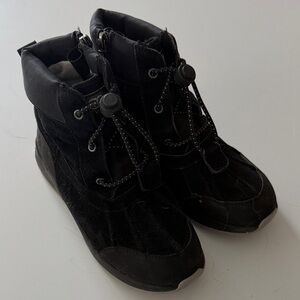 Ugg Turlock Waterproof boots Kids Black Winter Boots black suede size 4